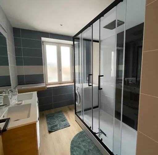 Lumineux Avec Balcon Apartmán *